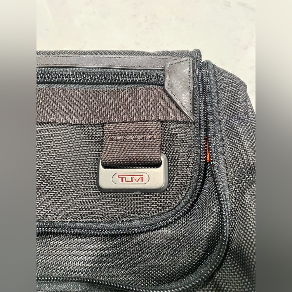 TUMI Black Unisex Zip Tolietry/ Make-up Travel Bag w/ Hanging Hook - Picture 5 of 6